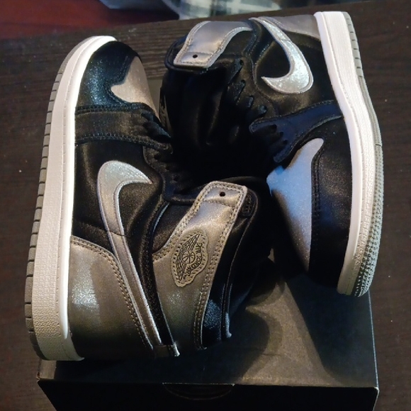 Jordan 1 Retro High OG Satin Shadow in Black and Gray Youth 3Y Girls 4.5 NWBOX - Picture 7 of 10